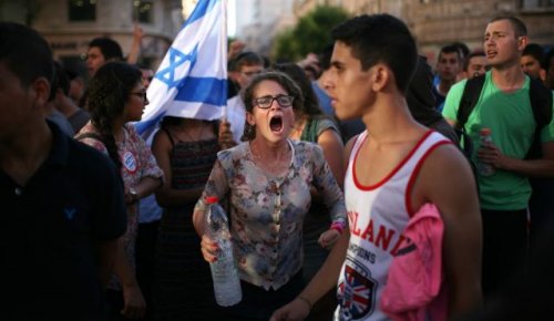 israe_lienne_en_train_de_hurler_sur_un_jeune_palestiniens.jpg