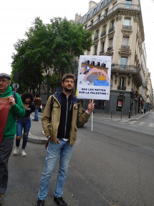 jeune_homme_dessin_latuff_je_ru.jpg