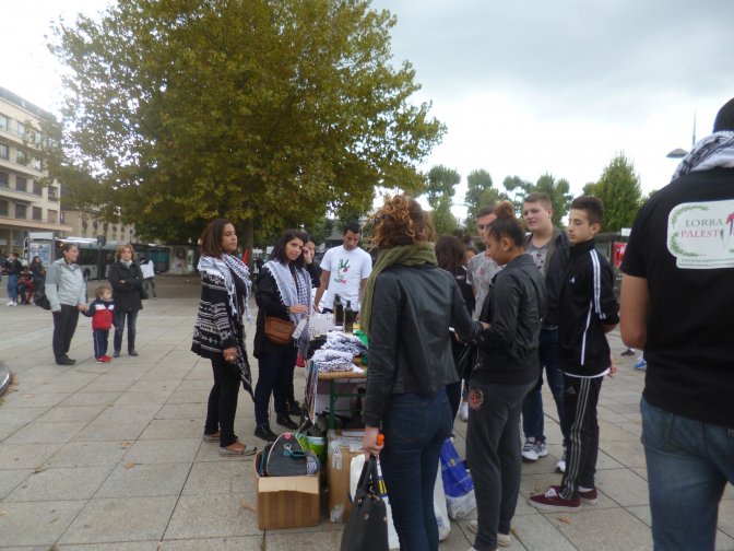 jeunes_discutent_autour_table_thionville.jpg
