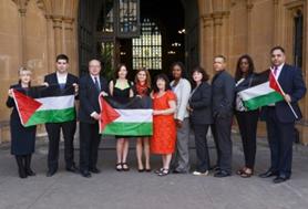jo_cox_avec_drapeau_palestinien.jpg