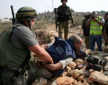journaliste_aux_mains_de_l_arme_e.jpg