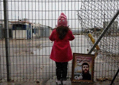 la_filede_khodr_adnan_devant_la_prison_d_ofer.jpg