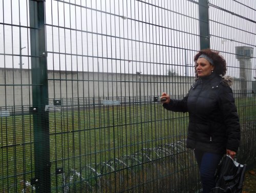 lannemezan_femme_caillou_grilles.jpg