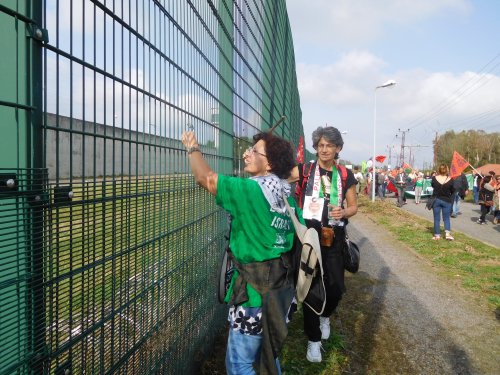 lannemezan_sakina_tape_sur_les_grilles.jpg