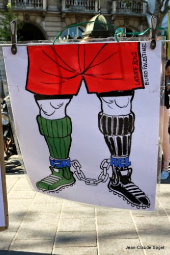 latuff_footballeur_enchaine_.jpg