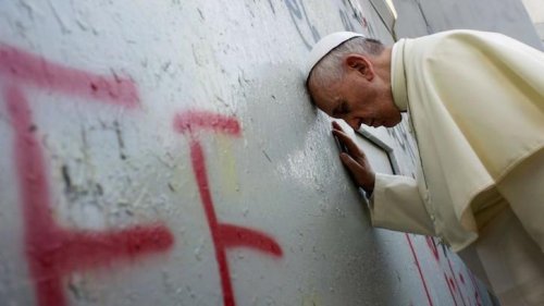 le_pape_devant_le_mur.jpg