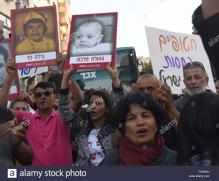 les-israeliens-yemenites-tenir-photos-denfants-qui-ont-disparu-lors-dune-manifestation-demandant-au-gouvernement-israelien-de-reveler-la-verite-sur-des-centaines-denfants-yemenites-et-les-bebes-qui-ont-disparu-dans-les-annee.jpg