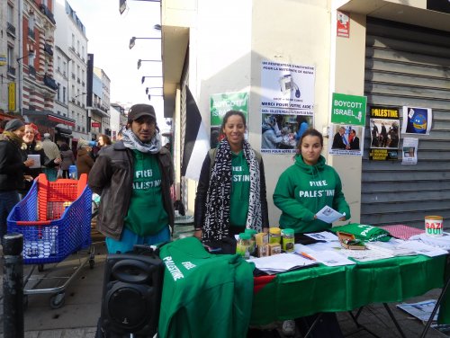 les_3_a_la_table_st_denis_avec_affiches_collecte.jpg