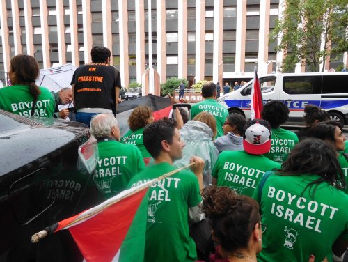 les_tshirts_sont_toujours_devant_le_commissariat_lyon-2.jpg
