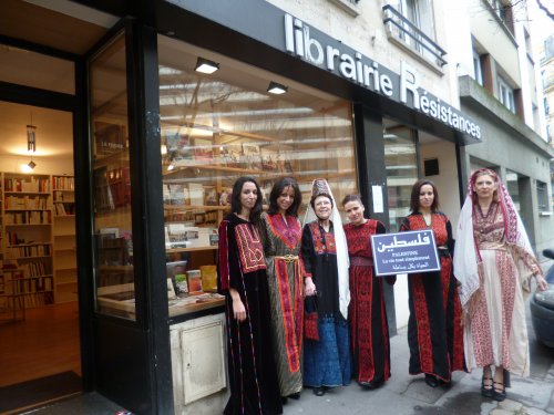 librairie_re_sistances_robes_palestiniennes.jpg