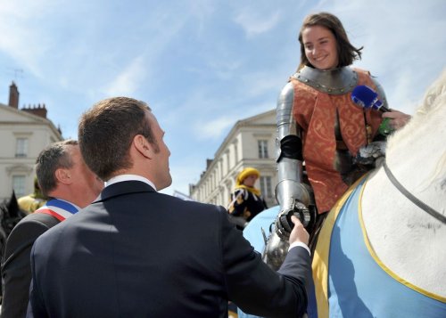 macron_et_jeanne_d_arc.jpg