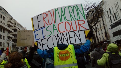 macron_et_sa_cour_deconnent.jpg