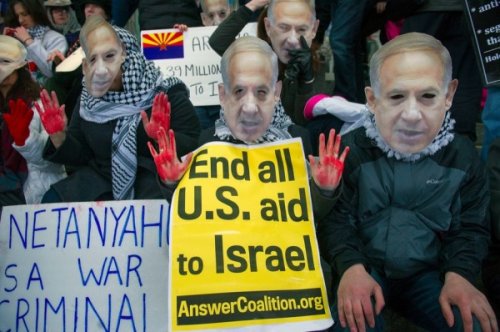 manif_aipac_avec_mains_pleines_de_sang.jpg