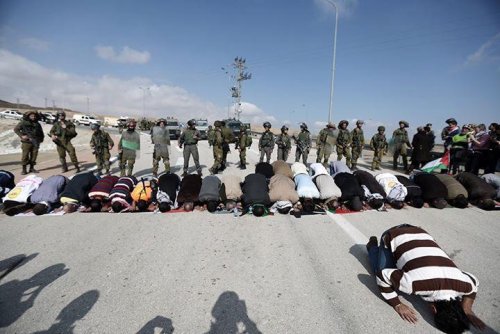 manif_beit_ommar_soldats_prie_re.jpg