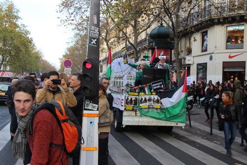 manif_camion_monde_beaubourg.jpg