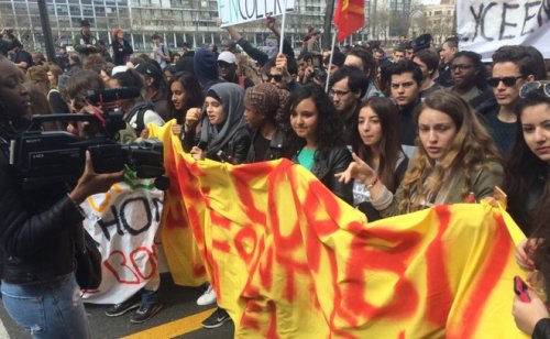 manif_filles_voile_es_et_non_voile_es.jpg