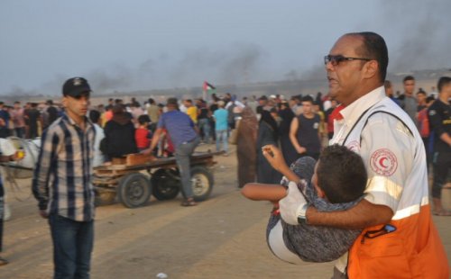 manif_gaza_enfant_dans_les_bras.jpg