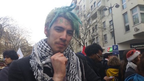 manifestant_avec_bds_sur_le_front.jpg