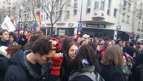 manifestant_en_train_de_s_e_crire_bds_sur_le_front.jpg
