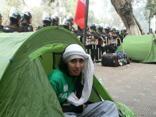 marche_gaza_une_militante_sort_de_sa_tente.jpg