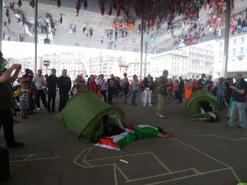 marseille_tentes_victimes_drapeaux.jpg