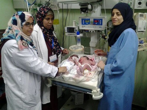 maternite_rafah_3_femmes_de_face_et_be_be_s.jpg