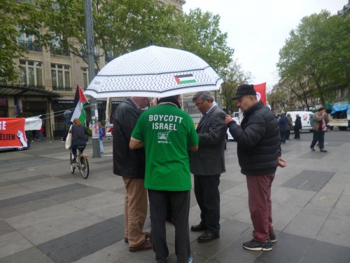 miloud_parapluie_discussion_1er_mai.jpg