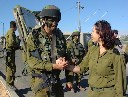 miri_regev_avec_soldats.jpg