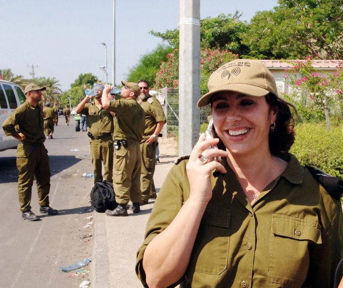 miri_regev_en_soldate_pendant_l_e_vacuation_de_kfar_darom.jpg