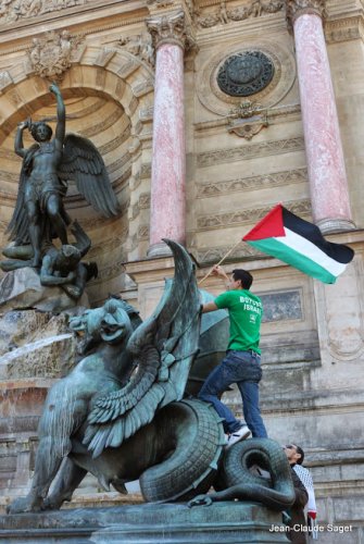 nabil_drapeau_sur_lion.jpg