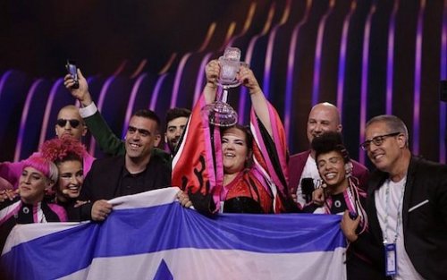 netta_gagnante_avec_le_drapeau_israe_lien.jpg