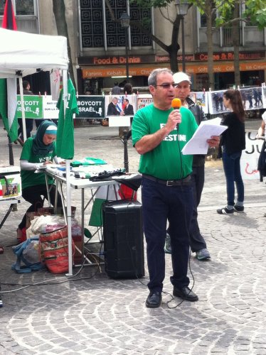 nicolas_micro_et_affiches_derrie_re.jpg