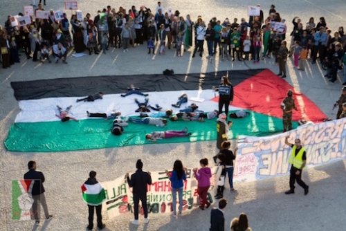 nimes_grand_drapeau_et_morts.jpg