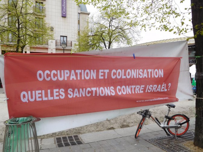 nouvelle_banderole_occupation_rouge.jpg