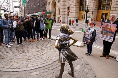 ny_statue_ahed_groupe_en_face.jpg