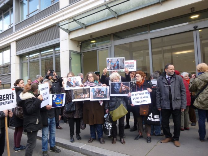 olivia_avec_pancarte_barghouti_devant_tribunal_de_montreuil_site_europal.jpg