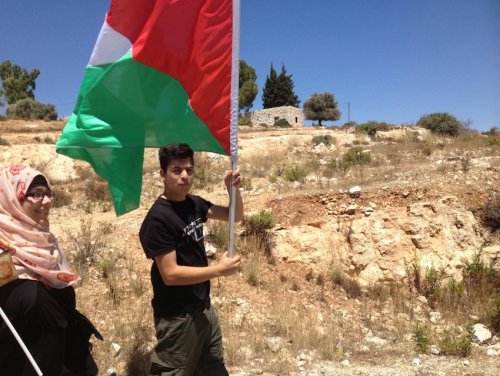 osama_tamimi_avec_drapeau-4.jpg
