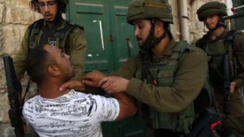 palestinien_pris_a_la_gorge_par_soldat-3.jpg
