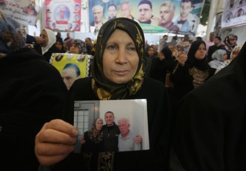 palestinienne_devant_prison.jpg