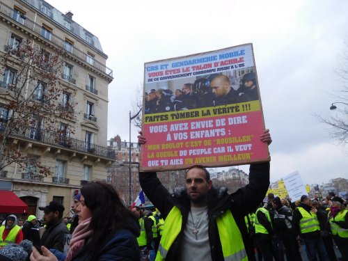pancarte_s_adressant_aux_flics_gj.jpg