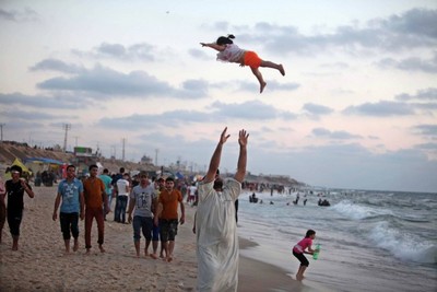 photo_gaza_ziad_enfant_lance_e_en_l_air.jpg