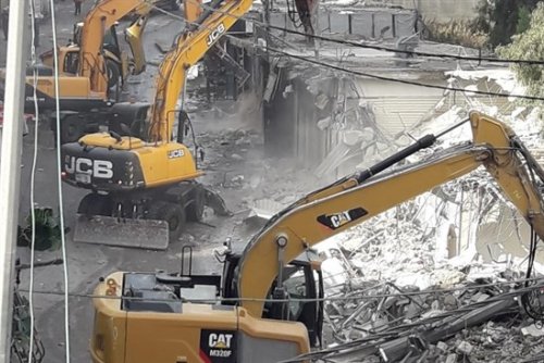 plusieurs_bulldozers_de_molitions_maisons.jpg