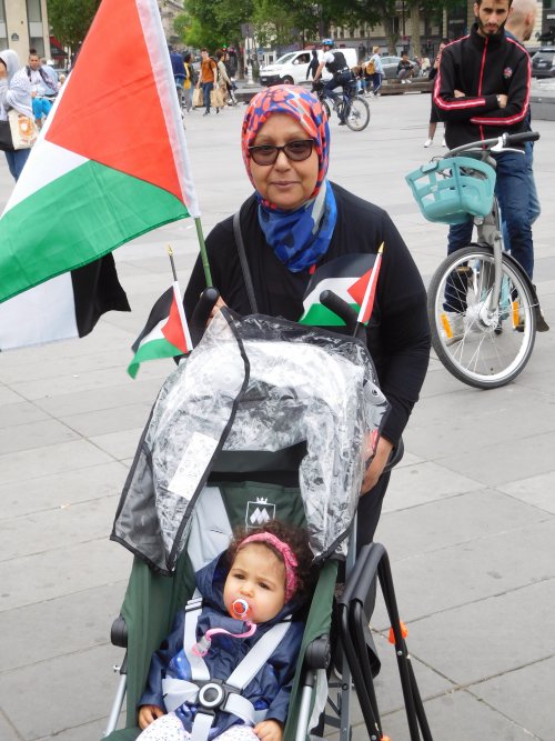 poussette_avec_drapeaux-2.jpg