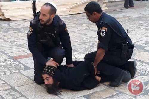 pretre_copte_brutalise_et_de_tenu.jpg