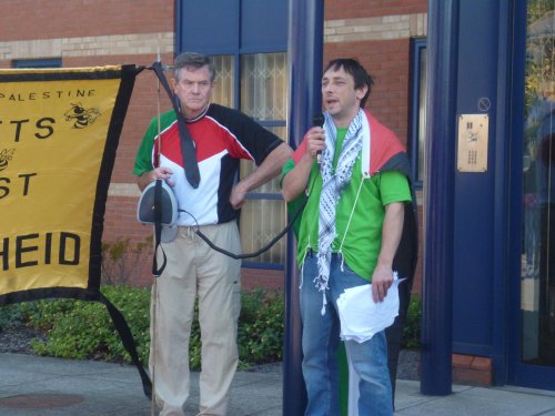 prise_parole_devant_fe_de_cardiff.jpg