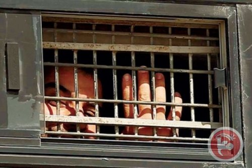 prisonniers_main_a_travers_barreaux.jpg