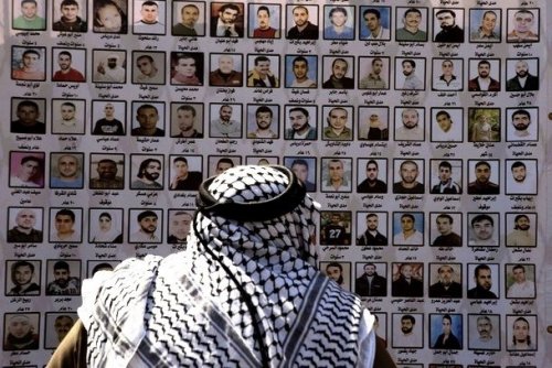 prisonniers_photos_regardees_par_un_vieux_palestinien.jpg