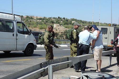 qumsiyeh_colon_officier_de_police.jpg