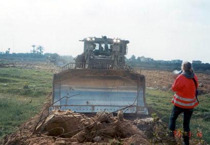 rachel_corrie_devant_le_bulldozer_bis.jpg
