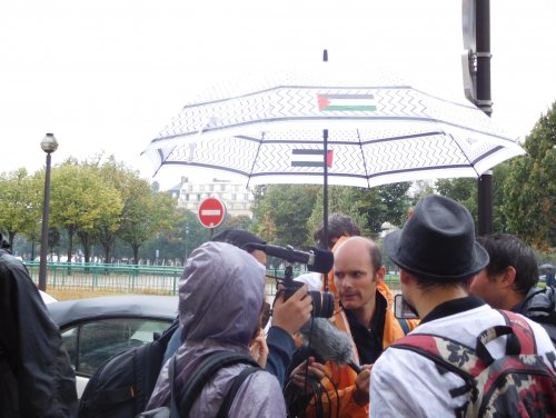 renou_journalistes_parapluie.jpg